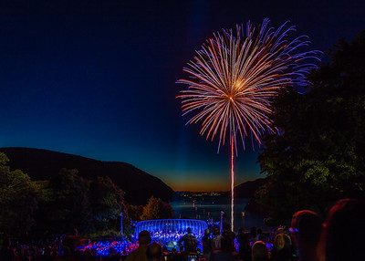 firework-over-trophy-point-night